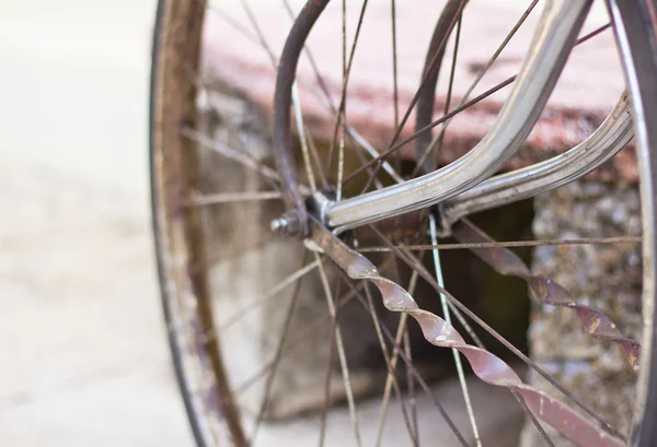 Закройте старое велосипедное колесо — стоковое фото