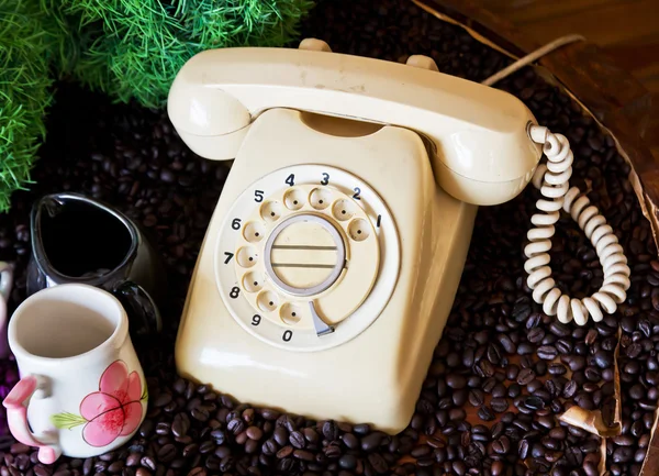 Старий телефон на столі — стокове фото