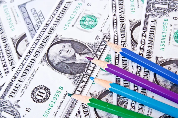 Lápis coloridos e fundo de dinheiro — Fotografia de Stock