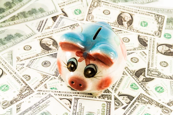 Piggy bank geld doos met geld — Stockfoto