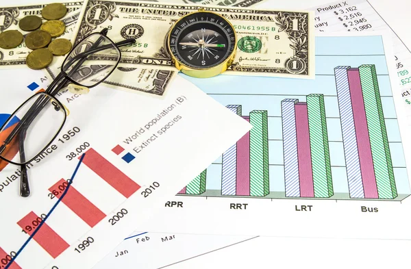 Financiën grafieken, ons dollar geld en een bril, kompas — Stockfoto