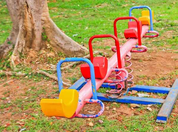 Färgglada gungbräda i en lekpark — Stockfoto