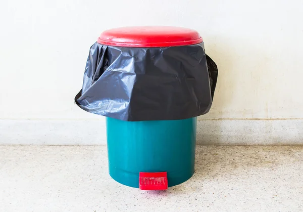 Trash Can With A Pastic Bag Inside Indoor in front of exposed co — Stock Photo, Image