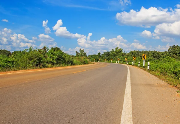 Boş yerel yol ve mavi gökyüzü bulutlu — Stok fotoğraf