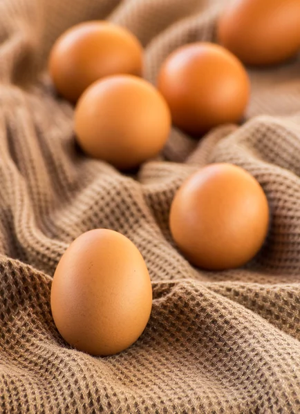 Bodegón de huevo sobre tela marrón —  Fotos de Stock