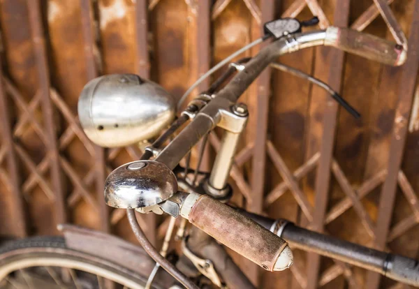 Bicicleta vintage contra uma parede de metal velha — Fotografia de Stock