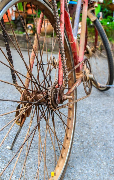 Antiguo primer plano de bicicleta oxidada —  Fotos de Stock