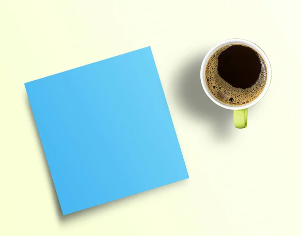 Κάτοψη Φλιτζάνι Καφέ Και Μπλε Χαρτί Στο Γραφείο Φόντο Χώρος — Φωτογραφία Αρχείου