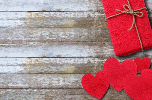 Rotes Papierherz Und Roter Geschenkkarton Auf Holztischhintergrund Draufsicht Mit Kopierraum — Stockfoto