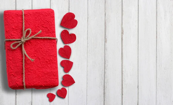 Κόκκινη Χάρτινη Καρδιά Και Κουτί Δώρου Ξύλινο Τραπέζι Κάτοψη Χώρο — Φωτογραφία Αρχείου