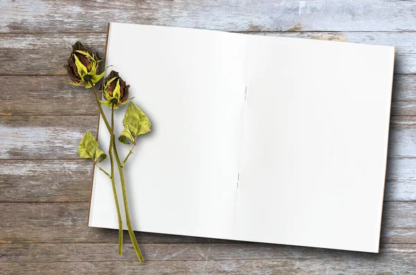 Widok Góry Suszone Róże Umieszczone Notatniku Drewnianym Stole — Zdjęcie stockowe