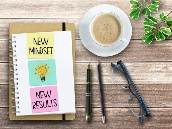 Блокнот Сверху Текстом New Mindset New Results Фоне Деревянного Стола — стоковое фото