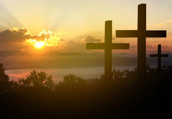 Silhouette Χριστιανική Σταυρό Στο Βουνό Στην Ανατολή Του Ηλίου Φόντο — Φωτογραφία Αρχείου