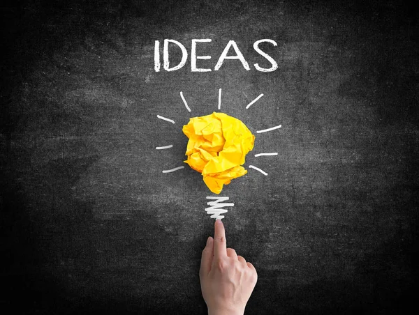 Hand Punkt Till Glödlampan Kreativitet Koncept För Bra Idéer Blackboard — Stockfoto