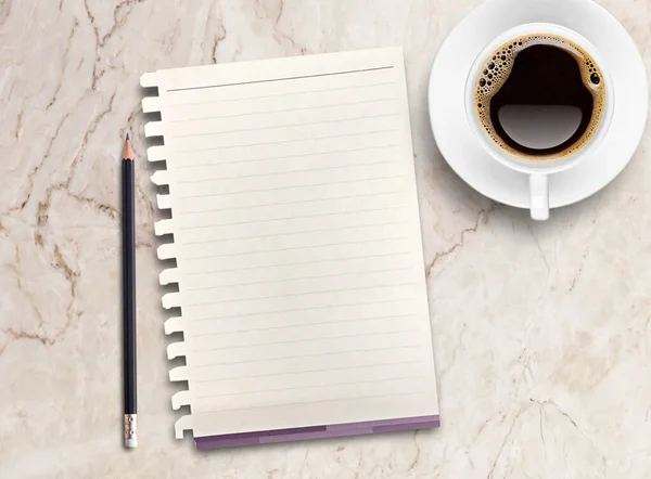 大理石の背景に空白の紙 コーヒーマグカップを表示します 職場のオフィスデスク フラットレイアウトオフィスサプライコンセプト — ストック写真