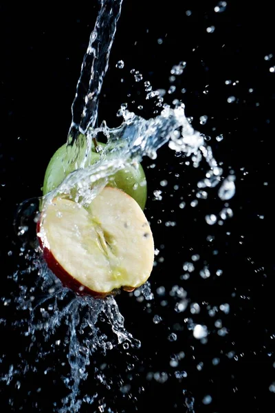 Mnóstwo Wody Wylewa Się Pół Jabłka Całe Jabłko Czarnym Tle — Zdjęcie stockowe