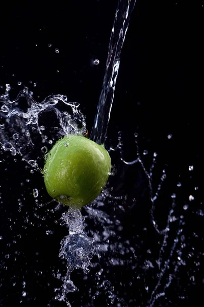 Yeşil Elma Siyah Arka Planda Bol Miktarda Suyla Sulanır — Stok fotoğraf