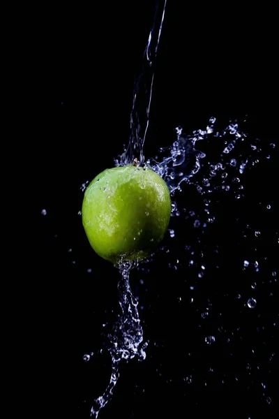 Yeşil Elma Siyah Arka Planda Bol Miktarda Suyla Sulanır — Stok fotoğraf