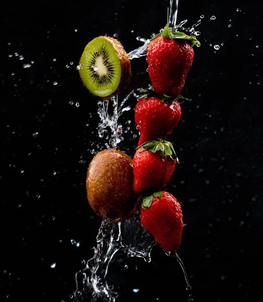 Σειρά Από Φράουλες Και Ακτινίδια Που Περιλούζονται Άφθονο Νερό Μαύρο — Φωτογραφία Αρχείου