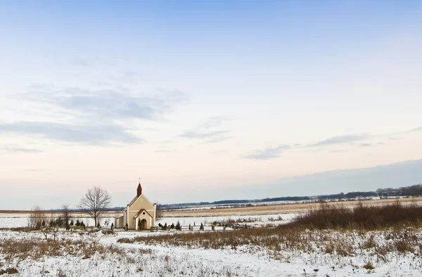 Cappella in un campo — Foto Stock