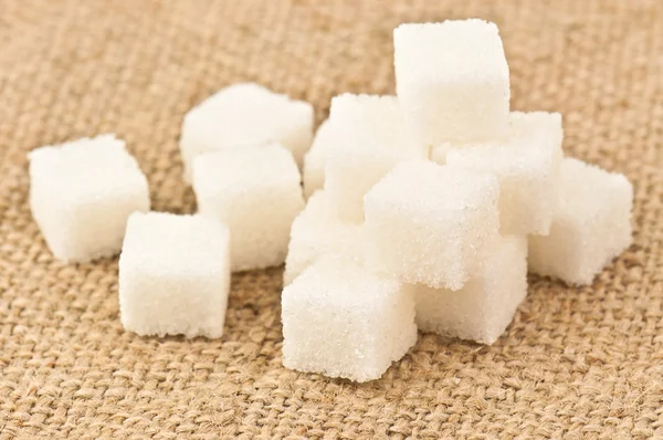 Сахар блоки на мешковины — стоковое фото