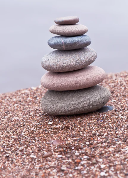 Turm aus Steinen auf Sand — Stockfoto