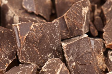 Kara çikolata parçaları.