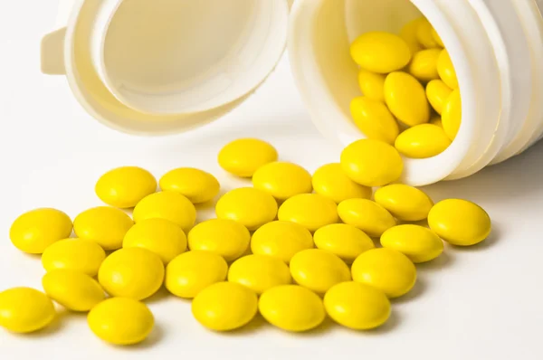 Pilhas amarelas no branco — Fotografia de Stock