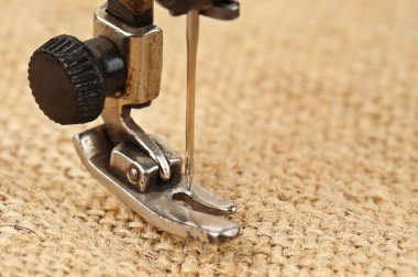 İğne dikiş makinesi