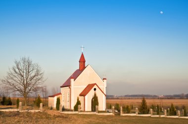 bir alandaki küçük kilise