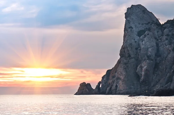 Roccia nel mare al tramonto — Foto Stock