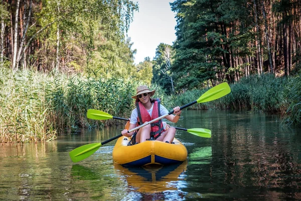 Una Mujer Balsa Kayak Amarillo Río Salvaje Día Soleado —  Fotos de Stock