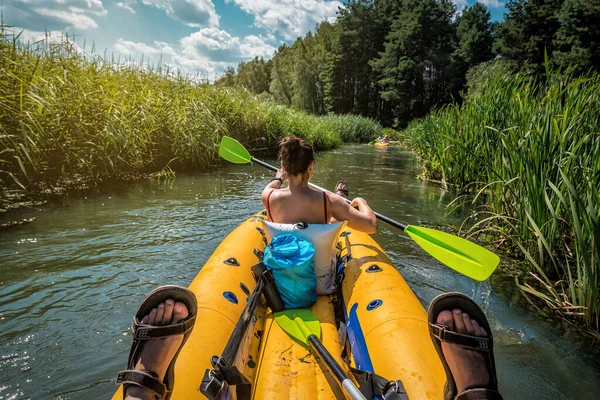 Una Mujer Con Balsas Remos Río Abajo Kayak Día Soleado —  Fotos de Stock