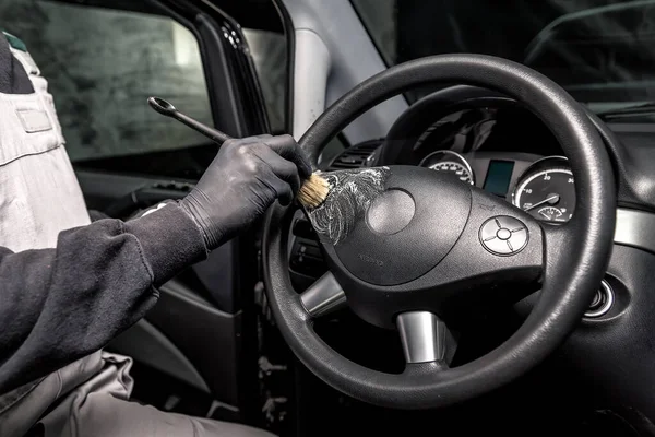 自動車の詳細サービス 車のインテリアクリーニング ブラシでステアリングホイールを掃除 — ストック写真