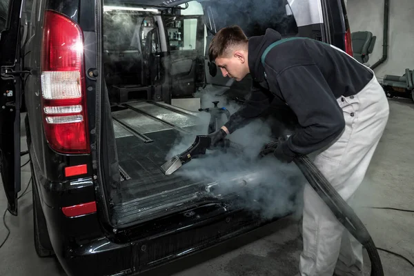 蒸気洗浄機付きの自動車サービスワーカークリーニング車 詳細なレンタカーサービス — ストック写真