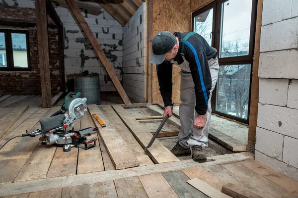 Woodworker Carpenter Makes Wooden Floor Using Boards Miter Saw — Foto Stock