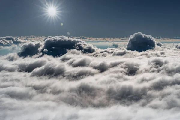 Sonne Und Blauer Himmel Über Stürmischen Wolken — Stockfoto