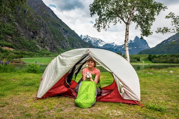 Touristin Ruht Sich Zelt Norwegens Bergen Aus — Stockfoto