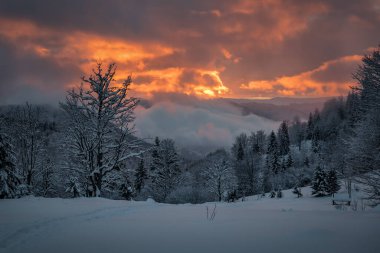 Kışın karlı dağlarda güzel gün batımı