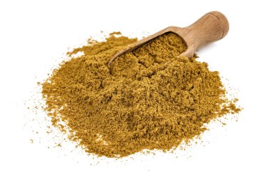 Bir yığın köri sosu beyazda izole edilmiş.