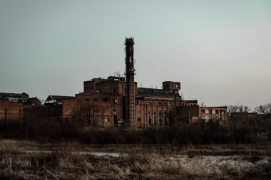 Uzun bacalı terk edilmiş korkunç bir fabrika.