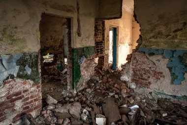 Terk edilmiş evlerin savaş sonrası kalıntıları.