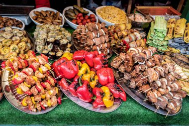 Panayırda çeşitli lezzetli yemekler, sebzeler