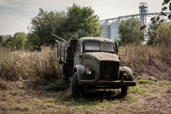 Покинута Іржава Старовинна Ретро Вантажівка — стокове фото