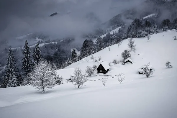 Pequeño Pueblo Montaña Invierno Montañas Nevadas — Foto de Stock