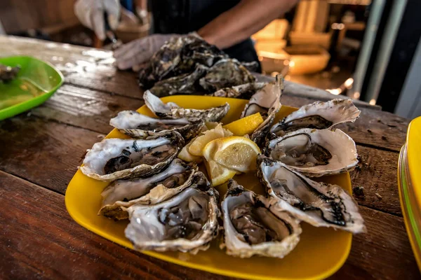 Abriendo Las Ostras Huecas Planas Chef Abre Ostras Restaurante Playa —  Fotos de Stock