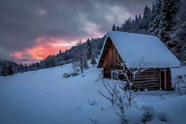 Snow Covered Wooden Abandoned Cabin Winter Mountains Beautiful Sunset — Stockfoto