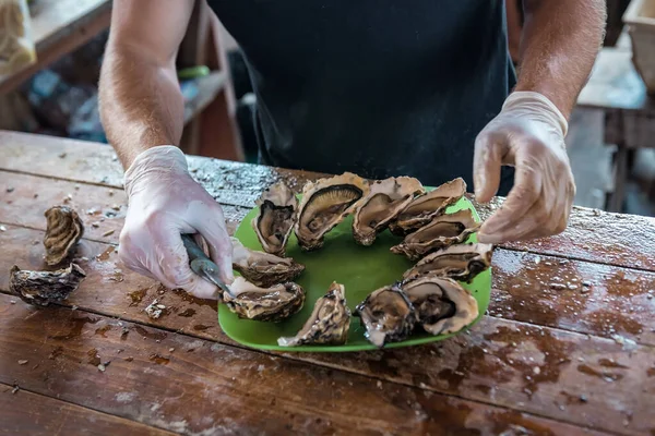 Chef Abre Coloca Ostras Frescas Plato Restaurante Playa —  Fotos de Stock