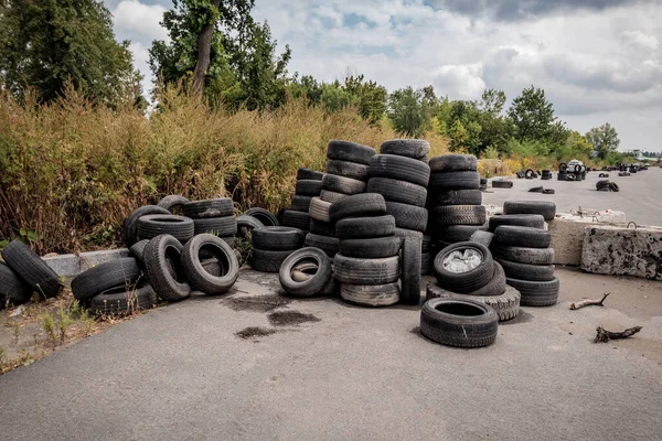 Kupac Használt Gumik Illegális Lerakása — Stock Fotó