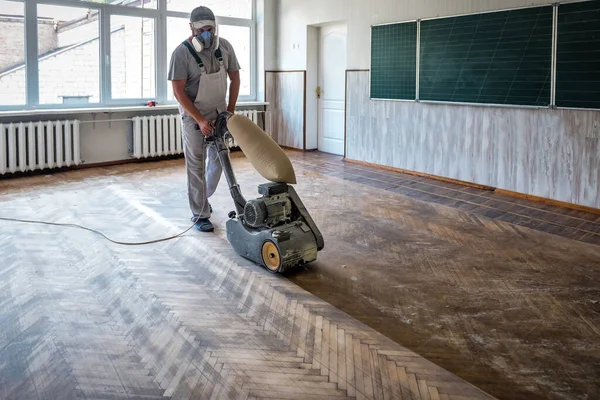 Worker Polishing Hardwood Parquet Floor Grinding Machine School Classroom — 스톡 사진